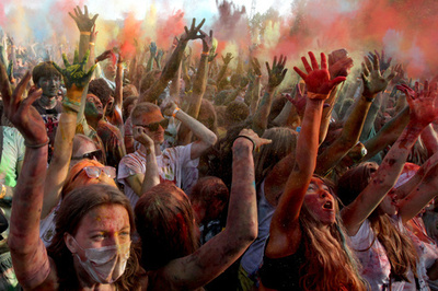 カラフルなパウダーかけあう、サンクトペテルブルクの祭