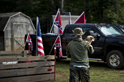 米国南部で戦いに備える「ミリシア」