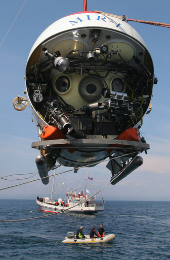 ロシア潜水艇、バイカル湖湖底に到達 潜水深度で世界新