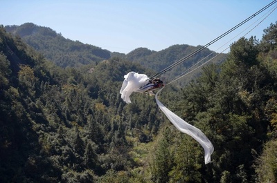 私だけの結婚記念写真、ウエディングドレスで断崖ブランコ