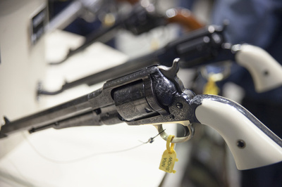 3歳児に銃の装填教える父親の動画が拡散、警察が捜査 インド