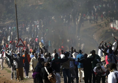ケニア、野党が大規模抗議集会を延期　警察は催涙ガスを使用