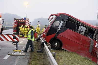 仏中部の「死の道路」でバス事故、ポルトガル人観光客4人死亡