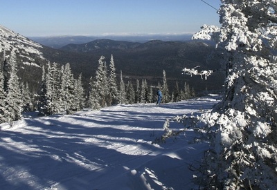 凍結で立ち往生の飛行機、乗客が押して離陸 シベリア