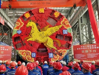 長江トンネルに投入 中国初の差し込み式セグメント採用高速鉄道トンネル用シールドマシンが完成