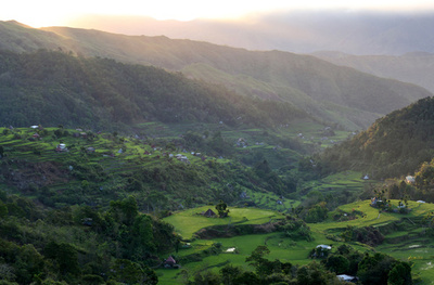 トラックが谷底に転落、19人死亡 フィリピン北部