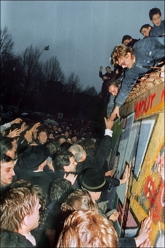 「ベルリンの壁」崩壊の陰に謎の電話、ドイツ