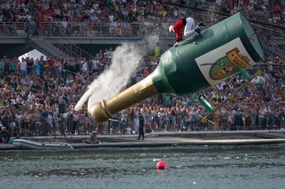 飛行距離より見た目重視？ ロシアで人力飛行機コンテスト