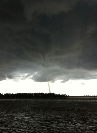 レーザー光線のような竜巻、中国・黒竜江省