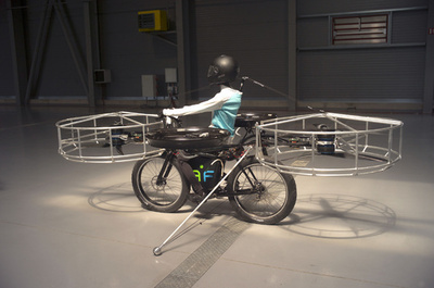 「空飛ぶ電動自転車」登場、チェコ