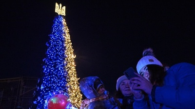 動画:キーウでツリー点灯 「子どもからクリスマス奪わせない」