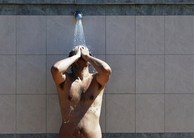 逮捕された男が裸で天井裏に逃走、7時間の大捕物劇 NZ