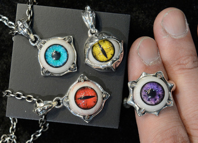 目玉の指輪やペンダント、都内で開催の国際宝飾展