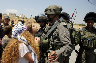 パレスチナ人少女がイスラエル兵を平手打ち、動画拡散で逮捕