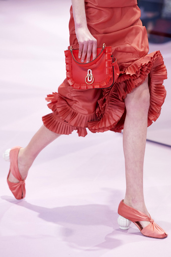 ショー発表後に発売開始、「マルベリー」18年春夏