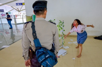 【今日の1枚】見てないでゾンビを逮捕して インドネシア