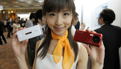 au携帯、夏モデル発表 防水対応