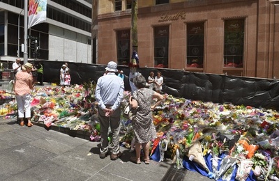 シドニー立てこもり事件、人質1人は警察の銃弾で死亡