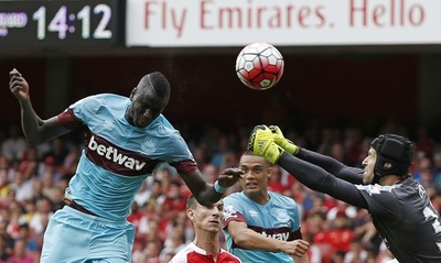 アーセナルが開幕戦でウェストハムに完敗、GKチェフのミス響く