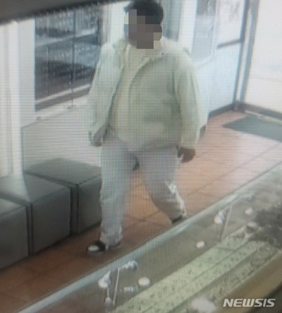 韓国の宝飾店で窃盗検挙の10代…監視カメラに映る堂々たるふるまい