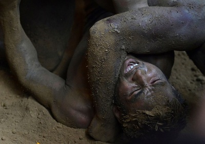 泥まみれで取っ組み合い、蛇の神にささげる伝統の格闘技 印