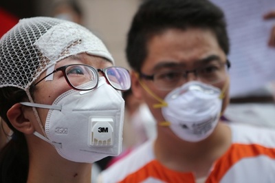 天津爆発、現場付近に許容濃度356倍の有害物質