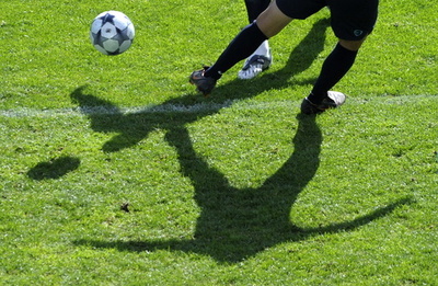 英サッカーチームの元コーチ、児童虐待罪の裁判で「無罪」を主張