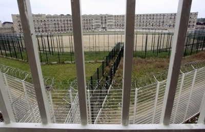 拳銃強盗が押し入ったのは「刑務所」