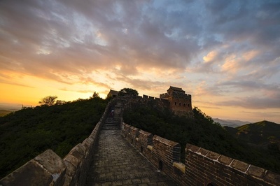赤く夕日に染まる金山嶺長城 河北省