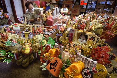 縁起物「熊手」製作たけなわ　来月に酉の市　東京