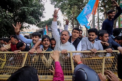 インド警察、レイプ被害訴え殺された女性の遺族に武器所持許可へ