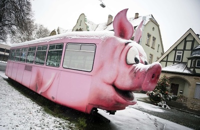 ブタの路面電車に積もる雪、独シュツットガルト