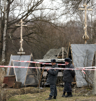 洞穴たてこもりの露カルト教団、教祖が丸太で自殺未遂