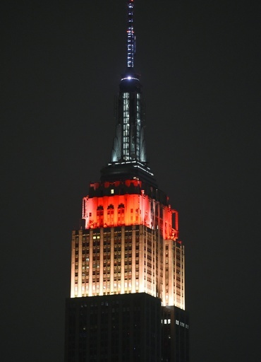 祝W杯優勝！NYエンパイアステートビルがドイツ国旗色に