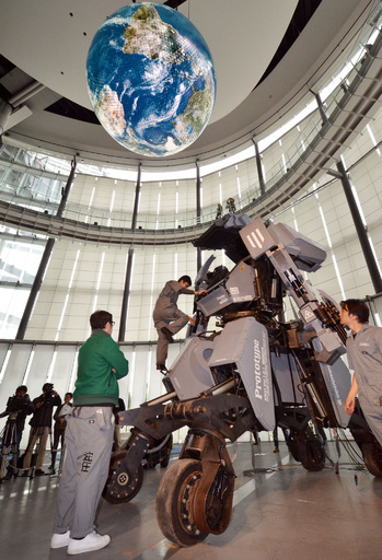 乗り込んで操縦できる人型ロボ「KURATAS」、価格は100万ドル