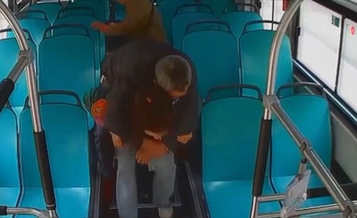 バス運転手 意識不明の乗客を背負って病院へ 中国