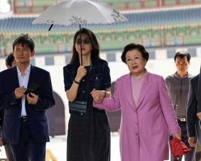 韓国前ファーストレディー、国宝の「玉座」に着座…ディオール38万円の服装も波紋