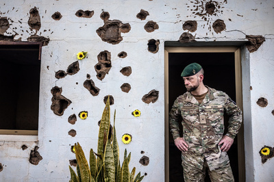 【今日の1枚】生々しい銃痕、花で埋めて ルワンダ