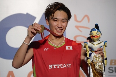 桃田がインドネシアOP優勝、前回王者ヨルゲンセンに逆転勝利