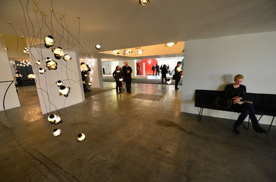 伊ミラノの家具見本市、個性的な照明も展示