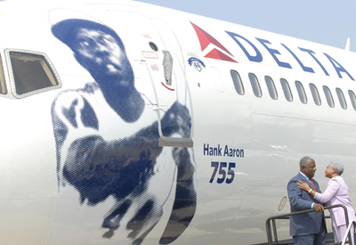 ボーイング757型機にアーロン氏が描かれる