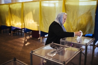 ウクライナ大統領選、東部で大半の投票所が開かず