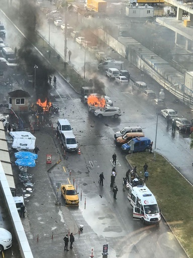 トルコ裁判所前で車爆弾攻撃、2人死亡 銃撃戦も