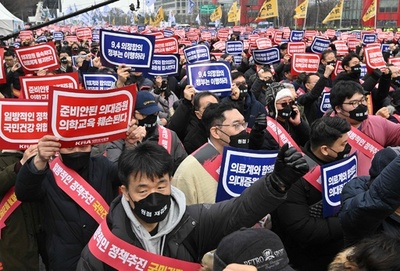 韓国研修医スト 政府、4900人の免許停止手続き開始