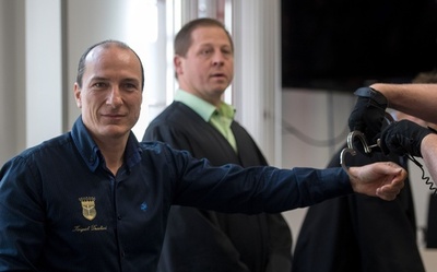 自称「ドイツ王」に禁錮刑、違法銀行で1.6億円横領 独自通貨も