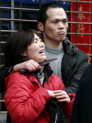 ナイフを持った強盗が女性を人質に 緊迫の一部始終 中国