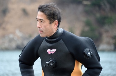 東日本大震災から3年、ダイバーになって妻を捜す男性