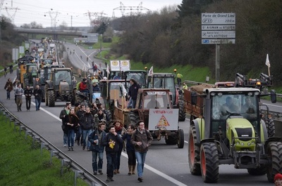 仏ナントで新空港計画に抗議のデモ、2万人が道路封鎖