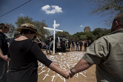 南アで白人農民の殺害相次ぐ、今年に入って72人 抗議のデモ