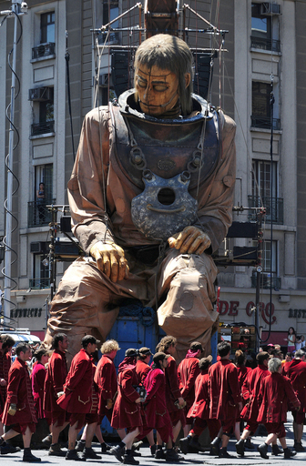 巨大操り人形劇団ロワイヤル・ド・リュクス、チリの首都で公演